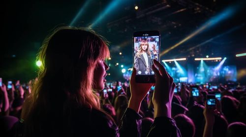 Últimas notícias da empresa sobre Fãs de Taylor Swift se regozijam: Jogo de cartas 'A Grande Guerra' traz o Eras Tour para sua noite de jogo