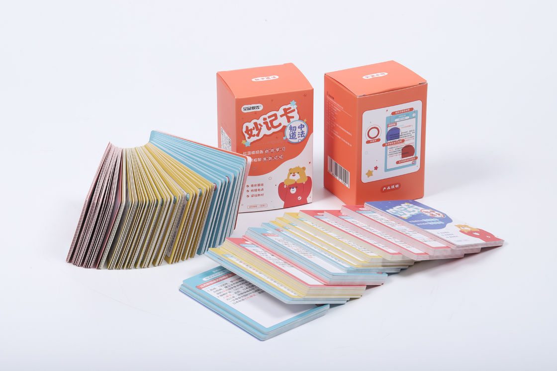Cara do Rei Encantador Jogar cartas com desenho colorido padrão de volta