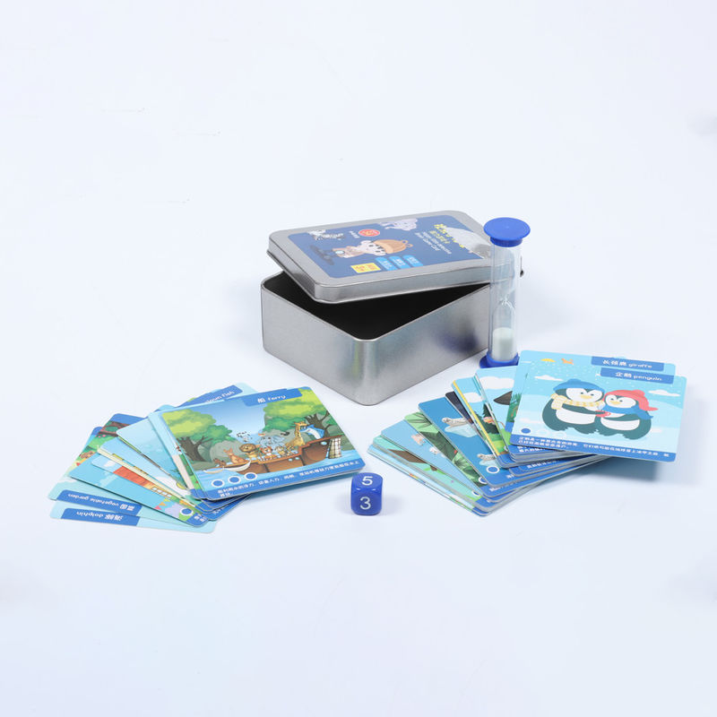 Padrão de quebra-cabeça colorido Jogando cartas com cartas tradicionais da corte