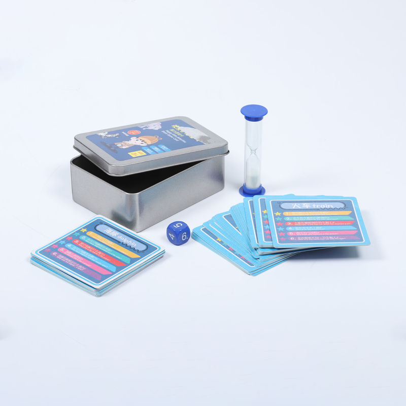 Padrão de quebra-cabeça colorido Jogando cartas com cartas tradicionais da corte